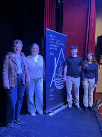 MERITXELL GARCÍA ROMEU i CAI MAJÓ DESONGLES, acompanyats de dues tutores de l'IES Tres Turons